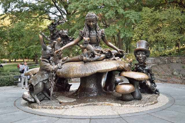 Statue Alice au Pays des Merveilles