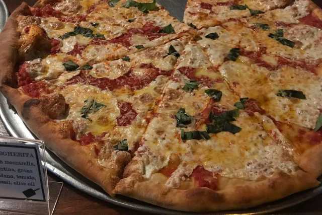 Où manger les meilleures pizzas à New York ? Top Quartiers et pizzerias 2 Pizza Brooklyn Market