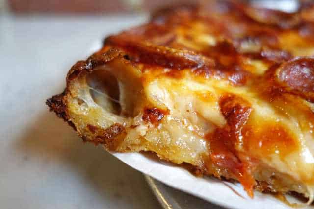Où manger les meilleures pizzas à New York ? Top Quartiers et pizzerias 12 Mama's Too NYC