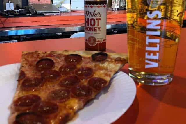 Où manger les meilleures pizzas à New York ? Top Quartiers et pizzerias 16 Paulie Gee’s Slice Shop